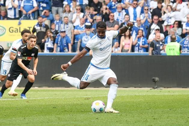 28.04.2024, xgox, Fussball 2.Bundesliga, 1.FC Magdeburg - VfL Osnabrueck emspor, v.l. Bryan Teixeira (Magdeburg, 8) trifft per Elfmeter zum 1:0 (DFL DFB REGULATIONS PROHIBIT ANY USE OF PHOTOGRAPHS as IMAGE SEQUENCES and or QUASI-VIDEO) Magdeburg
