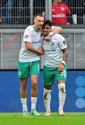 28.04.2024 - Fussball - Saison 2023 2024 - 2. Fussball - Bundesliga - 31. Spieltag: SV Wehen Wiesbaden SVWW - SpVgg Greuther Fürth ( Kleeblatt ) - Sportfoto Zink MeZi - xmexzix - DFL regulations prohibit any use of photographs as image sequences and or quasi-video - only for editorial use - Torjubel Jubel Freude nach Treffer Tor Torschuß zum 2:2 durch Armindo Sieb (30, SpVgg Greuther Fürth ) mit Tim Lemperle (19, SpVgg Greuther Fürth )