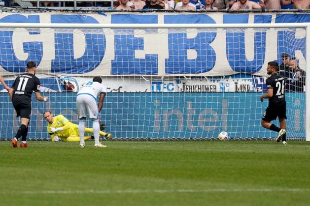 28.04.2024, xgox, Fussball 2.Bundesliga, 1.FC Magdeburg - VfL Osnabrueck emspor, v.l. Dave Gnaase (Osnabrueck, 26) trifft per Elfmeter zum 1:1 (DFL DFB REGULATIONS PROHIBIT ANY USE OF PHOTOGRAPHS as IMAGE SEQUENCES and or QUASI-VIDEO) Magdeburg