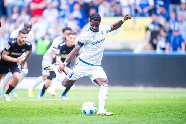 28.04.2024 - Fußball, 2023 2024, 2. Bundesliga, 31. Spieltag, 1. FC Magdeburg - VfL Osnabrück: Bryan Teixeira (Magdeburg) macht das Tor zum 1:0 per Foulelfmeter DFL REGULATIONS PROHIBIT ANY USE OF PHOTOGRAPHS AS IMAGE SEQUENCES AND OR QUASI-VIDEO.