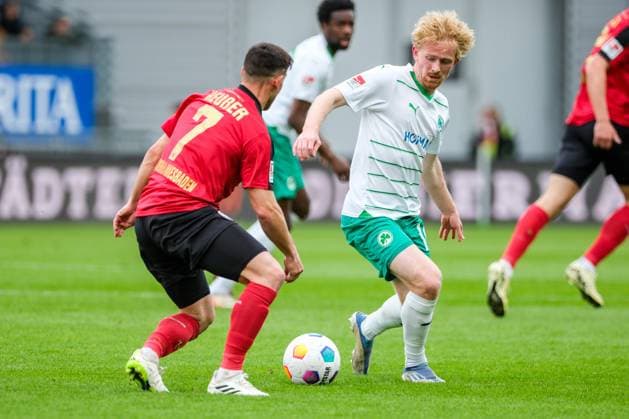 Robin Heußer (SV Wehen Wiesbaden, 7) im Zweikampf mit Jomaine Consbruch (SpVgg Greuther Fuerth, 14), GER, SV Wehen Wiesbaden vs. SpVgg Greuther Fuerth, Fussball, 2. Bundesliga, 31. Spieltag, Spielzeit 2023 2024, 28.04.2024 DFL REGULATIONS PROHIBIT ANY USE OF PHOTOGRAPHS AS IMAGE SEQUENCES AND OR QUASI-VIDEO GER, SV Wehen Wiesbaden vs. SpVgg Greuther Fuerth, Fussball, 2. Bundesliga, 31. Spieltag, Spielzeit 2023 2024, 28.04.2024 Wiesbaden