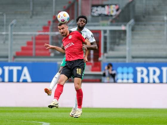 Ivan Prtajin (SV Wehen Wiesbaden, 18) im Zweikampf mit Gideon Jung (SpVgg Greuther Fuerth, 23), GER, SV Wehen Wiesbaden vs. SpVgg Greuther Fuerth, Fussball, 2. Bundesliga, 31. Spieltag, Spielzeit 2023 2024, 28.04.2024 DFL REGULATIONS PROHIBIT ANY USE OF PHOTOGRAPHS AS IMAGE SEQUENCES AND OR QUASI-VIDEO GER, SV Wehen Wiesbaden vs. SpVgg Greuther Fuerth, Fussball, 2. Bundesliga, 31. Spieltag, Spielzeit 2023 2024, 28.04.2024 Wiesbaden