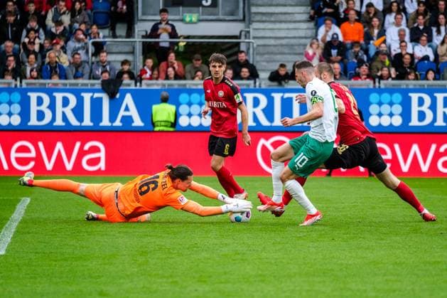 Florian Stritzel (SV Wehen Wiesbaden, 16), Branimir Hrgota (SpVgg Greuther Fuerth, 10), Aleksandar Vukotic (SV Wehen Wiesbaden, 26), GER, SV Wehen Wiesbaden vs. SpVgg Greuther Fuerth, Fussball, 2. Bundesliga, 31. Spieltag, Spielzeit 2023 2024, 28.04.2024 DFL REGULATIONS PROHIBIT ANY USE OF PHOTOGRAPHS AS IMAGE SEQUENCES AND OR QUASI-VIDEO GER, SV Wehen Wiesbaden vs. SpVgg Greuther Fuerth, Fussball, 2. Bundesliga, 31. Spieltag, Spielzeit 2023 2024, 28.04.2024 Wiesbaden