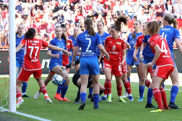 DEU, Region, Frauen, 1.FC Union vs. Hertha BSC 28.04.2024, Stadion Alte Foersterei, Berlin, DEU, Region, Frauen, 1.FC Union vs. Hertha BSC im Bild: Torraumgewusel DFL - regulations prohibit any use of Photographs as image sequences and or quasi-video Foto: Juergen Engler nordphoto GmbH