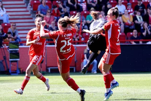 DEU, Region, Frauen, 1.FC Union vs. Hertha BSC 28.04.2024, Stadion Alte Foersterei, Berlin, DEU, Region, Frauen, 1.FC Union vs. Hertha BSC im Bild: Dina Sophia Orschmannin (1.FC Union Berlin 25), Sarah Abu Sabbah (1.FC Union Berlin 16), Lisa Heiseler (1.FC Union Berlin 7), EMMA REIMANN (Hertha BSC Frauen 12) DFL - regulations prohibit any use of Photographs as image sequences and or quasi-video Foto: Juergen Engler nordphoto GmbH