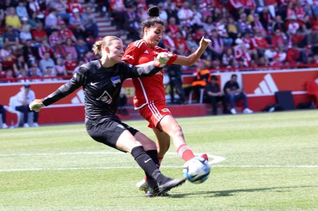DEU, Region, Frauen, 1.FC Union vs. Hertha BSC 28.04.2024, Stadion Alte Foersterei, Berlin, DEU, Region, Frauen, 1.FC Union vs. Hertha BSC im Bild: Sarah Abu Sabbah (1.FC Union Berlin 16), EMMA REIMANN (Hertha BSC Frauen 12) DFL - regulations prohibit any use of Photographs as image sequences and or quasi-video Foto: Juergen Engler nordphoto GmbH