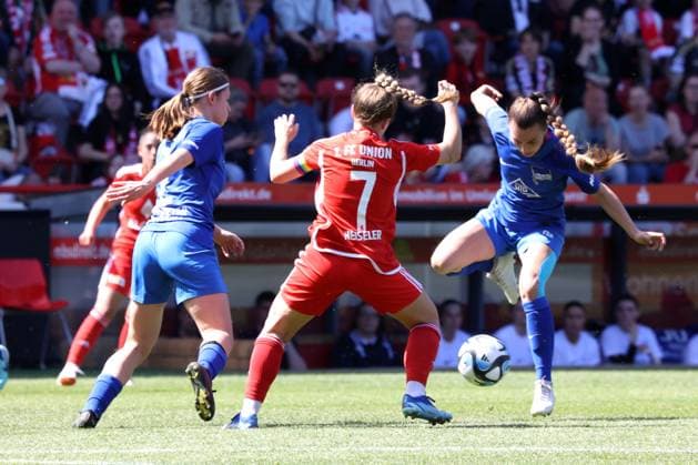 DEU, Region, Frauen, 1.FC Union vs. Hertha BSC 28.04.2024, Stadion Alte Foersterei, Berlin, DEU, Region, Frauen, 1.FC Union vs. Hertha BSC im Bild: Lisa Heiseler (1.FC Union Berlin 7), RONJA BORCHMEYER (Hertha BSC Frauen 2), MARLEEN ROHDE (Hertha BSC Frauen 22) DFL - regulations prohibit any use of Photographs as image sequences and or quasi-video Foto: Juergen Engler nordphoto GmbH