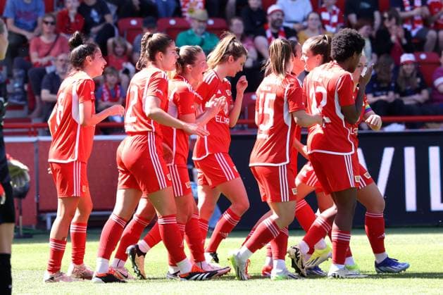 DEU, Region, Frauen, 1.FC Union vs. Hertha BSC 28.04.2024, Stadion Alte Foersterei, Berlin, DEU, Region, Frauen, 1.FC Union vs. Hertha BSC im Bild: 2:0 durch Sarah Abu Sabbah (1.FC Union Berlin 16), Unioner-Spielerkreis DFL - regulations prohibit any use of Photographs as image sequences and or quasi-video Foto: Juergen Engler nordphoto GmbH