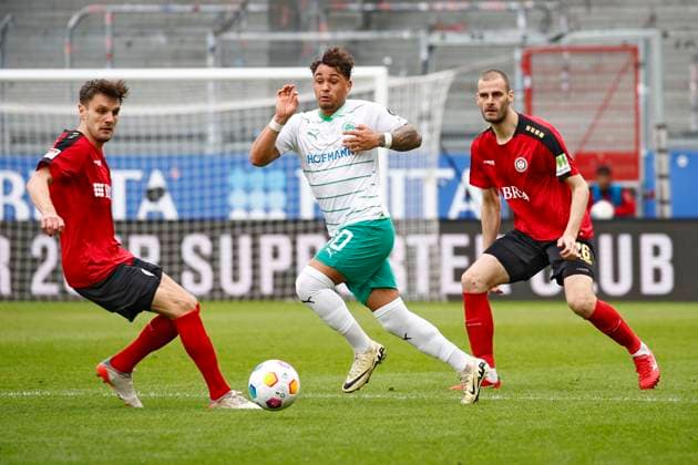 28.04.2024, xavx, Fussball 2.Bundesliga, SV Wehen Wiesbaden - SpVgg Greuther Fuerth emspor, v.l. Gino Fechner (SV Wehen Wiesbaden), Armindo Sieb (SpVgg Greuther Fürth), Aleksandar Vukotic (SV Wehen Wiesbaden) (DFL DFB REGULATIONS PROHIBIT ANY USE OF PHOTOGRAPHS as IMAGE SEQUENCES and or QUASI-VIDEO) Wiesbaden