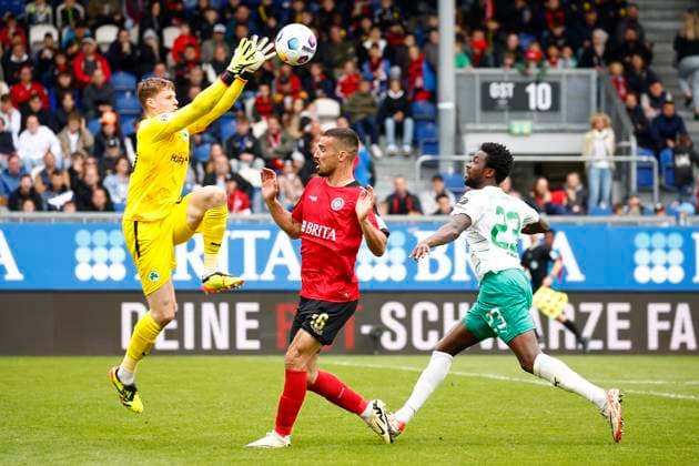 28.04.2024, xavx, Fussball 2.Bundesliga, SV Wehen Wiesbaden - SpVgg Greuther Fuerth emspor, v.l. Torwart Jonas Urbig (SpVgg Greuther Fürth), Ivan Prtajin (SV Wehen Wiesbaden), Gideon Jung (SpVgg Greuther Fürth) (DFL DFB REGULATIONS PROHIBIT ANY USE OF PHOTOGRAPHS as IMAGE SEQUENCES and or QUASI-VIDEO) Wiesbaden
