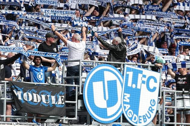 Torwart Uli Schulze, Axel Tyll, Wolfgang Seguin (1. FC Magdeburg) stehen vor dem Spiel im Fanblock - 2. Fußball Bundesliga Saison 2023-2024 1. FC Magdeburg vs. VfL Osnabrück in der MDCC Arena in Magdeburg - Fußball,Mann,Männer,Deutschland,28.04.2024