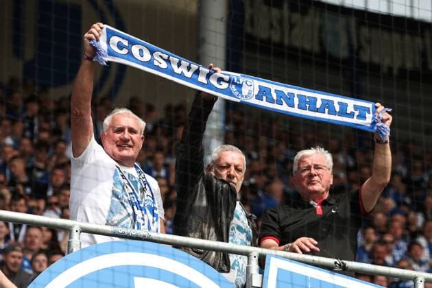 Torwart Uli Schulze, Axel Tyll, Wolfgang Seguin (1. FC Magdeburg) stehen vor dem Spiel im Fanblock - 2. Fußball Bundesliga Saison 2023-2024 1. FC Magdeburg vs. VfL Osnabrück in der MDCC Arena in Magdeburg - Fußball,Mann,Männer,Deutschland,28.04.2024