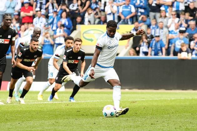Torschütze Bryan Teixeira (1. FC Magdeburg,8) trifft per Elfmeter zum 1-0 - 2. Fußball Bundesliga Saison 2023-2024 1. FC Magdeburg vs. VfL Osnabrück in der MDCC Arena in Magdeburg - Aktion,Fußball,Mann,Männer,Deutschland,28.04.2024