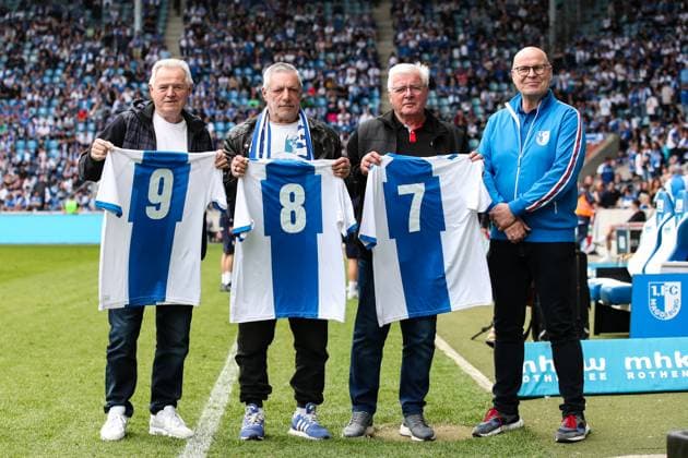 Hans Jürgen Herrmann, Axel Tyll, Wolfgang Seguin (1. FC Magdeburg) bekommen von Präsident Jörg Biastoch das Sondertrikot zum Europapokalsieg von 1974 überreicht - 2. Fußball Bundesliga Saison 2023-2024 1. FC Magdeburg vs. VfL Osnabrück in der MDCC Arena in Magdeburg - Fußball,Mann,Männer,Deutschland,28.04.2024
