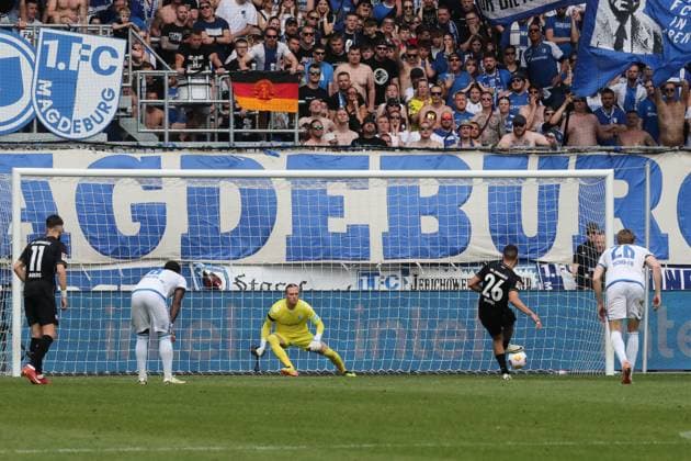 Torschütze Dave Gnaase (VfL Osnabrück,26) trifft per Elfmeter zum 1-1 - 2. Fußball Bundesliga Saison 2023-2024 1. FC Magdeburg vs. VfL Osnabrück in der MDCC Arena in Magdeburg - Aktion,Fußball,Mann,Männer,Deutschland,28.04.2024