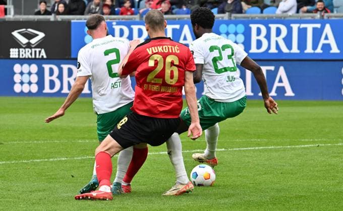28.04.2024 - Fussball - Saison 2023 2024 - 2. Fussball - Bundesliga - 31. Spieltag: SV Wehen Wiesbaden SVWW - SpVgg Greuther Fürth ( Kleeblatt ) - Sportfoto Zink - xwoxzix - DFL regulations prohibit any use of photographs as image sequences and or quasi-video - only for editorial use - Simon Asta (2, SpVgg Greuther Fürth ) Aleksandar Vukotic (26, SV Wehen 1926 Wiesbaden SVWW ) Szene zu Elfmeter Strafstoß