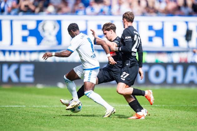 28.04.2024 - Fußball, 2023 2024, 2. Bundesliga, 31. Spieltag, 1. FC Magdeburg - VfL Osnabrück: (L-R) Bryan Teixeira (Magdeburg),Florian Kleinhansl (Osnabrück), Michael Cuisance (Osnabrück) DFL REGULATIONS PROHIBIT ANY USE OF PHOTOGRAPHS AS IMAGE SEQUENCES AND OR QUASI-VIDEO.