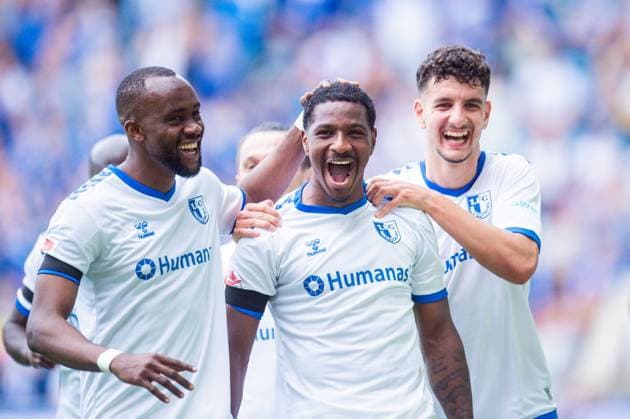 28.04.2024 - Fußball, 2023 2024, 2. Bundesliga, 31. Spieltag, 1. FC Magdeburg - VfL Osnabrück: (M) Bryan Teixeira (Magdeburg) jubelt nach seinem Tor zum 1:0 mit (L) Silas Gnaka (Magdeburg), (R) Daniel Elfadli (Magdeburg) DFL REGULATIONS PROHIBIT ANY USE OF PHOTOGRAPHS AS IMAGE SEQUENCES AND OR QUASI-VIDEO.