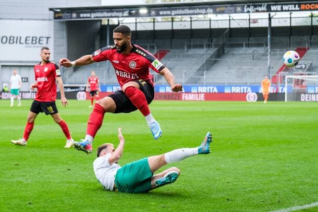 Keanan Bennetts (SV Wehen Wiesbaden, 11) im Zweikampf mit Armindo Sieb (SpVgg Greuther Fuerth, 30), GER, SV Wehen Wiesbaden vs. SpVgg Greuther Fuerth, Fussball, 2. Bundesliga, 31. Spieltag, Spielzeit 2023 2024, 28.04.2024 DFL REGULATIONS PROHIBIT ANY USE OF PHOTOGRAPHS AS IMAGE SEQUENCES AND OR QUASI-VIDEO GER, SV Wehen Wiesbaden vs. SpVgg Greuther Fuerth, Fussball, 2. Bundesliga, 31. Spieltag, Spielzeit 2023 2024, 28.04.2024 Wiesbaden