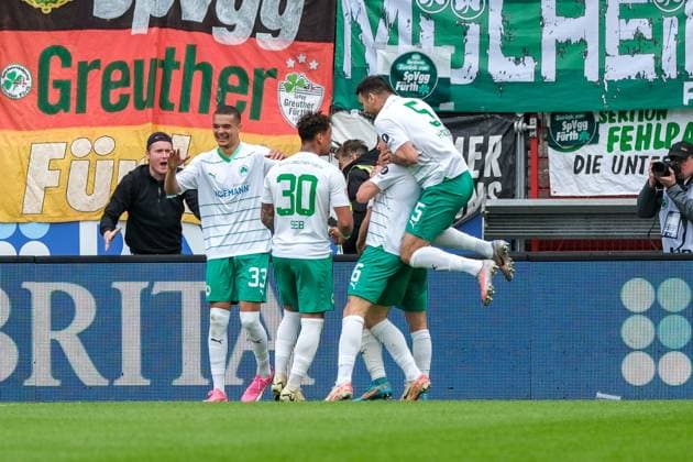 Greuther Fuerth bejubelt das Tor zum 3:4 durch Lukas Petkov (SpVgg Greuther Fuerth, 16), GER, SV Wehen Wiesbaden vs. SpVgg Greuther Fuerth, Fussball, 2. Bundesliga, 31. Spieltag, Spielzeit 2023 2024, 28.04.2024 DFL REGULATIONS PROHIBIT ANY USE OF PHOTOGRAPHS AS IMAGE SEQUENCES AND OR QUASI-VIDEO GER, SV Wehen Wiesbaden vs. SpVgg Greuther Fuerth, Fussball, 2. Bundesliga, 31. Spieltag, Spielzeit 2023 2024, 28.04.2024 Wiesbaden