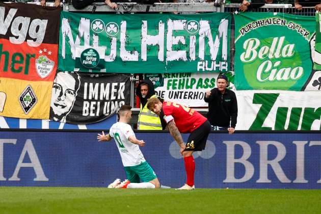 28.04.2024, xavx, Fussball 2.Bundesliga, SV Wehen Wiesbaden - SpVgg Greuther Fuerth emspor, v.l. Branimir Hrgota (SpVgg Greuther Fürth) celebrate the goal, Der Torjubel zum 3:5 (DFL DFB REGULATIONS PROHIBIT ANY USE OF PHOTOGRAPHS as IMAGE SEQUENCES and or QUASI-VIDEO) Wiesbaden