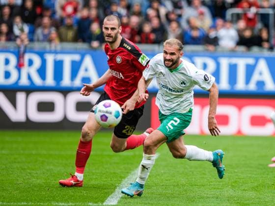 Aleksandar Vukotic (SV Wehen Wiesbaden, 26) im Zweikampf mit Simon Asta (SpVgg Greuther Fuerth, 02), GER, SV Wehen Wiesbaden vs. SpVgg Greuther Fuerth, Fussball, 2. Bundesliga, 31. Spieltag, Spielzeit 2023 2024, 28.04.2024 DFL REGULATIONS PROHIBIT ANY USE OF PHOTOGRAPHS AS IMAGE SEQUENCES AND OR QUASI-VIDEO GER, SV Wehen Wiesbaden vs. SpVgg Greuther Fuerth, Fussball, 2. Bundesliga, 31. Spieltag, Spielzeit 2023 2024, 28.04.2024 Wiesbaden