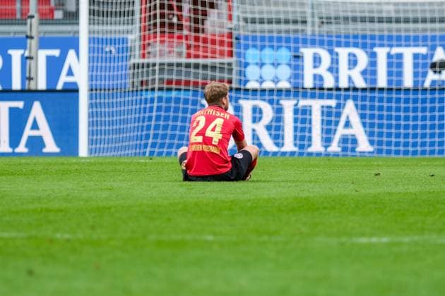 Marcus Mathisen (SV Wehen Wiesbaden, 24) ist enttauescht ueber die Niederlage, GER, SV Wehen Wiesbaden vs. SpVgg Greuther Fuerth, Fussball, 2. Bundesliga, 31. Spieltag, Spielzeit 2023 2024, 28.04.2024 DFL REGULATIONS PROHIBIT ANY USE OF PHOTOGRAPHS AS IMAGE SEQUENCES AND OR QUASI-VIDEO GER, SV Wehen Wiesbaden vs. SpVgg Greuther Fuerth, Fussball, 2. Bundesliga, 31. Spieltag, Spielzeit 2023 2024, 28.04.2024 Wiesbaden
