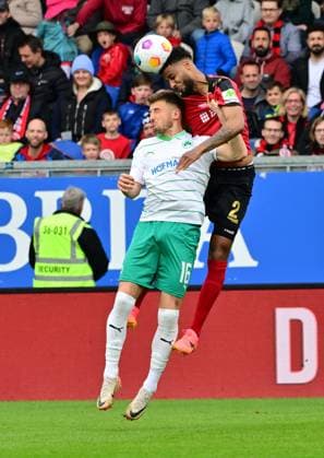28.04.2024 - Fussball - Saison 2023 2024 - 2. Fussball - Bundesliga - 31. Spieltag: SV Wehen Wiesbaden SVWW - SpVgg Greuther Fürth ( Kleeblatt ) - Sportfoto Zink MeZi - xmexzix - DFL regulations prohibit any use of photographs as image sequences and or quasi-video - only for editorial use - Lukas Petkov (16, SpVgg Greuther Fürth ) Martin Angha (2, SV Wehen 1926 Wiesbaden SVWW, rechts ) im Kopfballduell mit