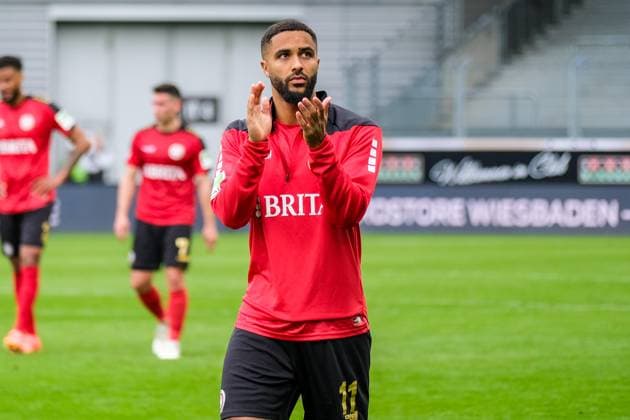Keanan Bennetts (SV Wehen Wiesbaden, 11) ist enttauescht ueber die Niederlage und bedankt sich bei den Fans, GER, SV Wehen Wiesbaden vs. SpVgg Greuther Fuerth, Fussball, 2. Bundesliga, 31. Spieltag, Spielzeit 2023 2024, 28.04.2024 DFL REGULATIONS PROHIBIT ANY USE OF PHOTOGRAPHS AS IMAGE SEQUENCES AND OR QUASI-VIDEO GER, SV Wehen Wiesbaden vs. SpVgg Greuther Fuerth, Fussball, 2. Bundesliga, 31. Spieltag, Spielzeit 2023 2024, 28.04.2024 Wiesbaden