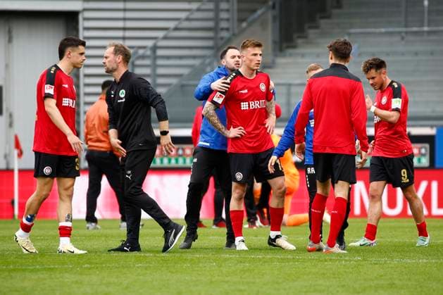 28.04.2024, xavx, Fussball 2.Bundesliga, SV Wehen Wiesbaden - SpVgg Greuther Fuerth emspor, v.l. John Iredale (SV Wehen Wiesbaden), Franko Kovacevic (SV Wehen Wiesbaden), Thijmen Goppel (SV Wehen Wiesbaden) enttaeuscht, enttaeuscht schauend, dissapointed (DFL DFB REGULATIONS PROHIBIT ANY USE OF PHOTOGRAPHS as IMAGE SEQUENCES and or QUASI-VIDEO) Wiesbaden