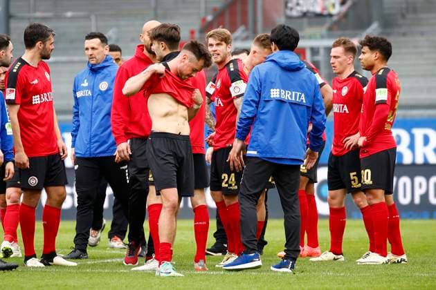 28.04.2024, xavx, Fussball 2.Bundesliga, SV Wehen Wiesbaden - SpVgg Greuther Fuerth emspor, v.l. Marcus Mathisen (SV Wehen Wiesbaden) enttaeuscht, enttaeuscht schauend, dissapointed, sauer, wütend. (DFL DFB REGULATIONS PROHIBIT ANY USE OF PHOTOGRAPHS as IMAGE SEQUENCES and or QUASI-VIDEO) Wiesbaden