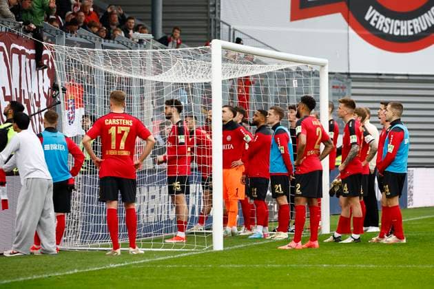 28.04.2024, xavx, Fussball 2.Bundesliga, SV Wehen Wiesbaden - SpVgg Greuther Fuerth emspor, v.l. Spieler die Mannschaft des SV Wehen Wiesbaden vor den eigenen Fans. (DFL DFB REGULATIONS PROHIBIT ANY USE OF PHOTOGRAPHS as IMAGE SEQUENCES and or QUASI-VIDEO) Wiesbaden