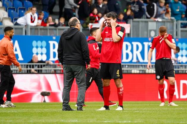 28.04.2024, xavx, Fussball 2.Bundesliga, SV Wehen Wiesbaden - SpVgg Greuther Fuerth emspor, v.l. Nico Schaefer, Geschäftsführer Marketing und Kommunikation (SV Wehen Wiesbaden) diskutiert mit Sascha Mockenhaupt (SV Wehen Wiesbaden) (DFL DFB REGULATIONS PROHIBIT ANY USE OF PHOTOGRAPHS as IMAGE SEQUENCES and or QUASI-VIDEO) Wiesbaden