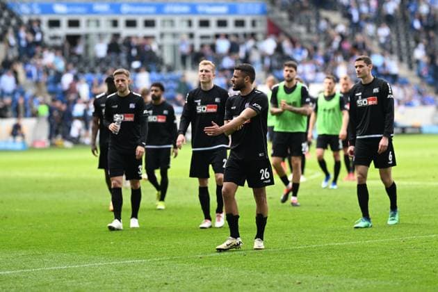 2. Bundesliga - 1. FC Magdeburg - VfL Osnabrück am 28.04.2024 in der MDCC-Arena in Magdeburg Osnabrücker Spieler verlassen unzufrieden den Platz.