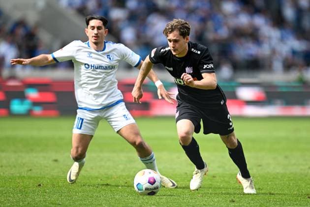 2. Bundesliga - 1. FC Magdeburg - VfL Osnabrück am 28.04.2024 in der MDCC-Arena in Magdeburg Jason Ceka (FC Magdeburg) im Zweikampf gegen Florian Kleinhansl (Osnabrueck)