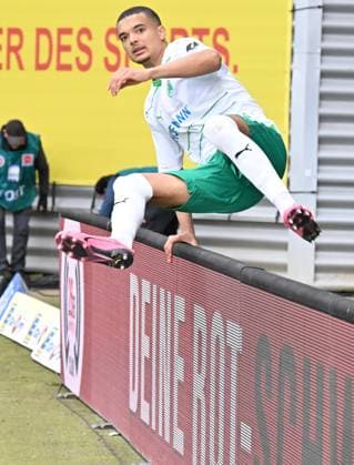 28.04.2024 - Fussball - Saison 2023 2024 - 2. Fussball - Bundesliga - 31. Spieltag: SV Wehen Wiesbaden SVWW - SpVgg Greuther Fürth ( Kleeblatt ) - Sportfoto Zink - xwoxzix - DFL regulations prohibit any use of photographs as image sequences and or quasi-video - only for editorial use - Maximilian Solomon Dietz (33, SpVgg Greuther Fürth ) springt über Werbebande