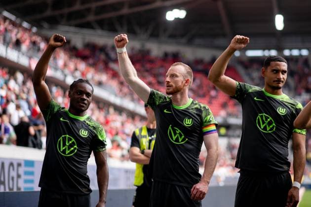 Ridle Baku (VfL Wolfsburg, 20), Maximilian Arnold (VfL Wolfsburg, 27), Maxence Lacroix (VfL Wolfsburg, 04) jubeln ueber den Sieg und bedanken sich bei den Fans, GER, SC Freiburg (SCF) vs VfL Wolfsburg (WOB), Fussball Bundesliga, 31. Spieltag, Saison 2023 2024, 27.04.2024 DFB DFL regulations prohibit any use of photographs as image sequences and or quasi-video GER, SC Freiburg (SCF) vs VfL Wolfsburg (WOB), Fussball Bundesliga, 31. Spieltag, Saison 2023 2024, 27.04.2024 Freiburg Copyright: xEibner-Pressefoto Memmlerx EP_MMR