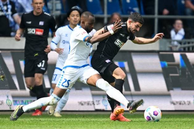 2. Bundesliga - 1. FC Magdeburg - VfL Osnabrück am 28.04.2024 in der MDCC-Arena in Magdeburg Silas Gnaka (FC Magdeburg) im Zweikampf gegen Charalampos Makridis (Osnabrueck)