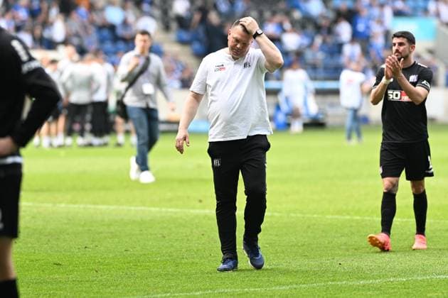 2. Bundesliga - 1. FC Magdeburg - VfL Osnabrück am 28.04.2024 in der MDCC-Arena in Magdeburg Trainer Uwe Koschinat (Osnabrueck) unzufrieden, enttäuscht, enttaeuscht, niedergeschlagen.