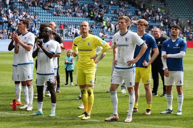 v.l. Tobias Müller (1. FC Magdeburg,21), Amara Conde (1. FC Magdeburg,29), Torwart Dominik Reimann (1. FC Magdeburg,1), Luca Schuler (1. FC Magdeburg,26), Eldin Dzogovic (1. FC Magdeburg,4) - 2. Fußball Bundesliga Saison 2023-2024 1. FC Magdeburg vs. VfL Osnabrück in der MDCC Arena in Magdeburg - Aktion,Fußball,Mann,Männer,Deutschland,28.04.2024