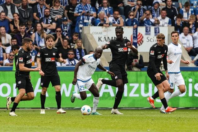Amara Conde (1. FC Magdeburg,29) gegen Maxwell Gyamfi (VfL Osnabrück,4) - 2. Fußball Bundesliga Saison 2023-2024 1. FC Magdeburg vs. VfL Osnabrück in der MDCC Arena in Magdeburg - Aktion,Fußball,Mann,Männer,Deutschland,28.04.2024