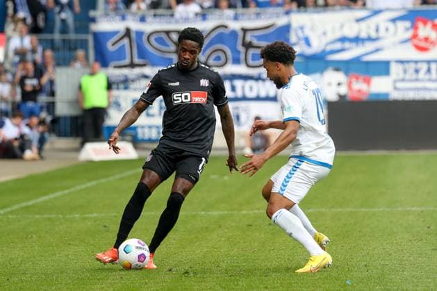 28.04.2024, xgox, Fussball 2.Bundesliga, 1.FC Magdeburg - VfL Osnabrueck emspor, v.l. Christian Joe Conteh (Osnabrueck, 17), Leon Bell Bell (Magdeburg, 19) Zweikampf, Duell, Kampf, tackle (DFL DFB REGULATIONS PROHIBIT ANY USE OF PHOTOGRAPHS as IMAGE SEQUENCES and or QUASI-VIDEO) Magdeburg