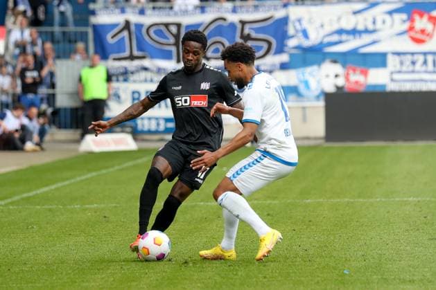 28.04.2024, xgox, Fussball 2.Bundesliga, 1.FC Magdeburg - VfL Osnabrueck emspor, v.l. Christian Joe Conteh (Osnabrueck, 17), Leon Bell Bell (Magdeburg, 19) Zweikampf, Duell, Kampf, tackle (DFL DFB REGULATIONS PROHIBIT ANY USE OF PHOTOGRAPHS as IMAGE SEQUENCES and or QUASI-VIDEO) Magdeburg