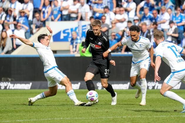 28.04.2024, xgox, Fussball 2.Bundesliga, 1.FC Magdeburg - VfL Osnabrueck emspor, v.l. Jason Ceka (Magdeburg, 10), Jannes Wulff (Osnabrueck, 32), Herbert Bockhorn (Magdeburg, 7) Zweikampf, Duell, Kampf, tackle (DFL DFB REGULATIONS PROHIBIT ANY USE OF PHOTOGRAPHS as IMAGE SEQUENCES and or QUASI-VIDEO) Magdeburg