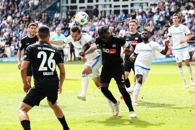 Baris Atik (1. FC Magdeburg,23) gegen Maxwell Gyamfi (VfL Osnabrück,4) - 2. Fußball Bundesliga Saison 2023-2024 1. FC Magdeburg vs. VfL Osnabrück in der MDCC Arena in Magdeburg - Aktion,Fußball,Mann,Männer,Deutschland,28.04.2024