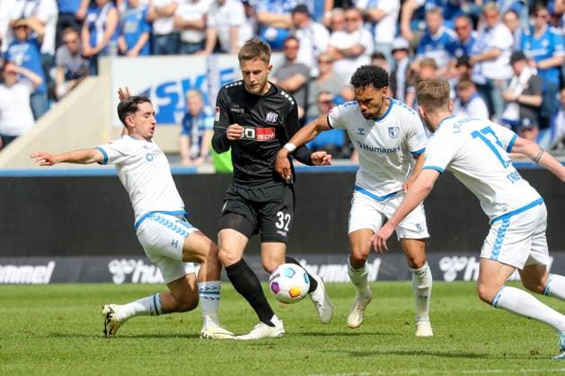 28.04.2024, xgox, Fussball 2.Bundesliga, 1.FC Magdeburg - VfL Osnabrueck emspor, v.l. Jason Ceka (Magdeburg, 10), Jannes Wulff (Osnabrueck, 32), Herbert Bockhorn (Magdeburg, 7) Zweikampf, Duell, Kampf, tackle (DFL DFB REGULATIONS PROHIBIT ANY USE OF PHOTOGRAPHS as IMAGE SEQUENCES and or QUASI-VIDEO) Magdeburg