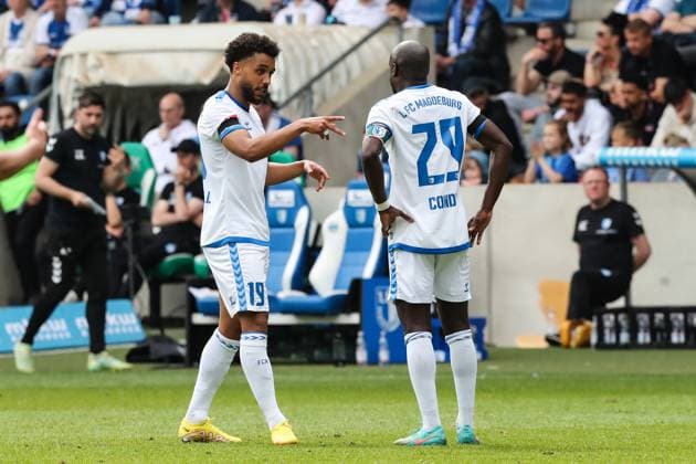 Leon Bell Bell (1. FC Magdeburg,19) mit Amara Conde (1. FC Magdeburg,29) - 2. Fußball Bundesliga Saison 2023-2024 1. FC Magdeburg vs. VfL Osnabrück in der MDCC Arena in Magdeburg - Aktion,Fußball,Mann,Männer,Deutschland,28.04.2024