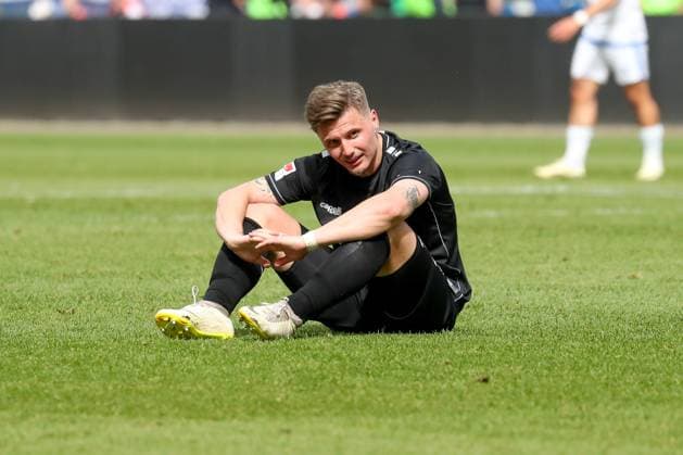 28.04.2024, xgox, Fussball 2.Bundesliga, 1.FC Magdeburg - VfL Osnabrueck emspor, v.l. Erik Engelhardt (Osnabrueck, 9) enttaeuscht, schaut enttaeuscht, niedergeschlagen, disappointed (DFL DFB REGULATIONS PROHIBIT ANY USE OF PHOTOGRAPHS as IMAGE SEQUENCES and or QUASI-VIDEO) Magdeburg