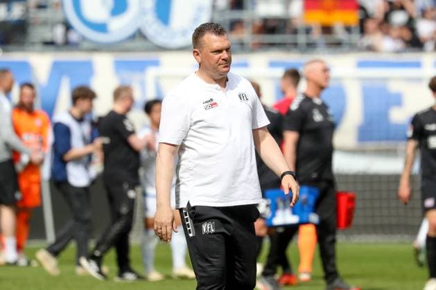 28.04.2024, xgox, Fussball 2.Bundesliga, 1.FC Magdeburg - VfL Osnabrueck emspor, v.l. Uwe Koschinat (Osnabrueck, Trainer) enttaeuscht, schaut enttaeuscht, niedergeschlagen, disappointed (DFL DFB REGULATIONS PROHIBIT ANY USE OF PHOTOGRAPHS as IMAGE SEQUENCES and or QUASI-VIDEO) Magdeburg