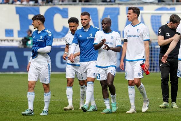 28.04.2024, xgox, Fussball 2.Bundesliga, 1.FC Magdeburg - VfL Osnabrueck emspor, v.l. Herbert Bockhorn (Magdeburg, 7), Emir Kuhinja (Magdeburg, 18), Amara Conde (Magdeburg, 29), Tobias Müller (Magdeburg, 21) enttaeuscht, schaut enttaeuscht, niedergeschlagen, disappointed (DFL DFB REGULATIONS PROHIBIT ANY USE OF PHOTOGRAPHS as IMAGE SEQUENCES and or QUASI-VIDEO) Magdeburg